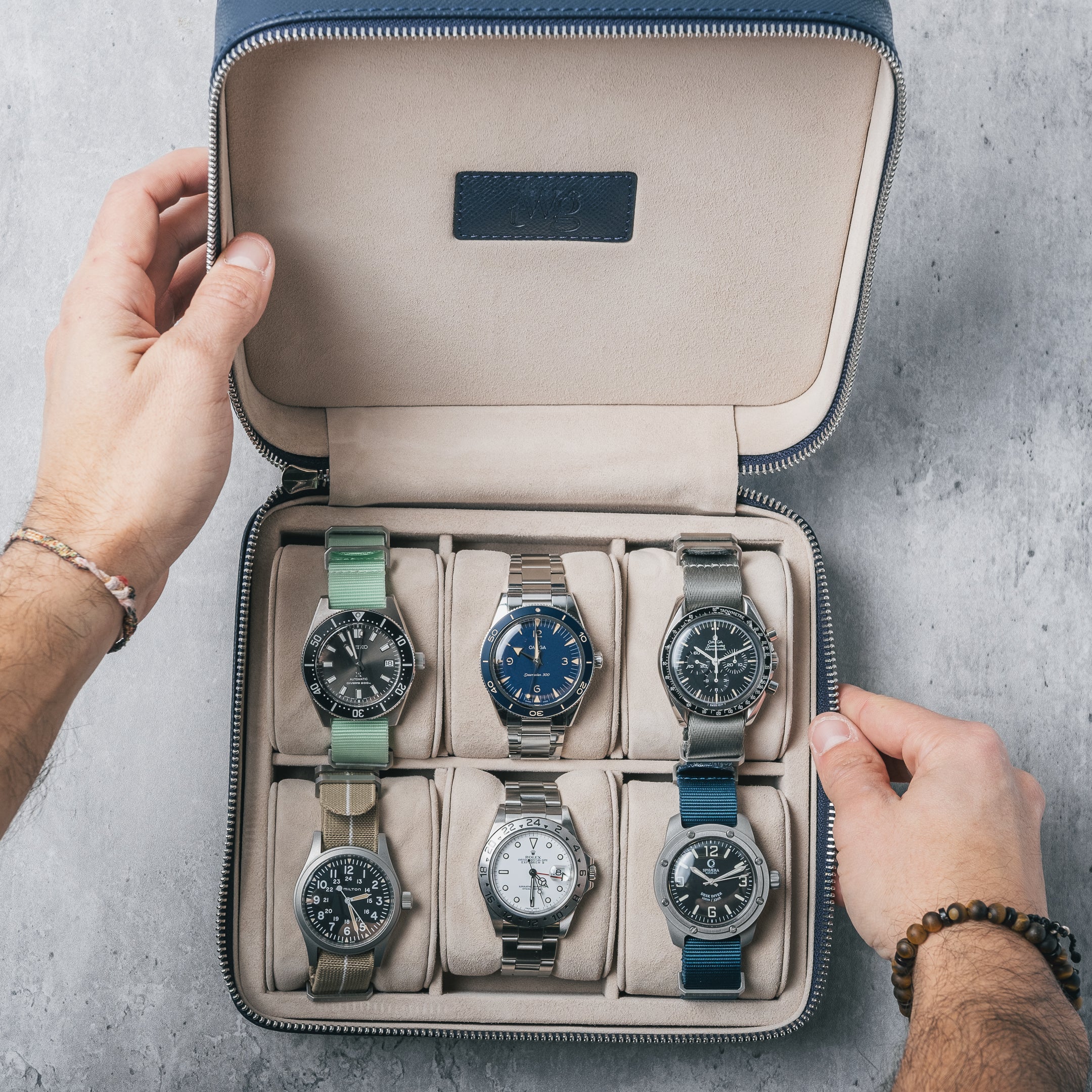 Innenansicht der dunkelblauen TheWristGuy Uhrenbox – weiche Polsterung für 6 Luxusuhren