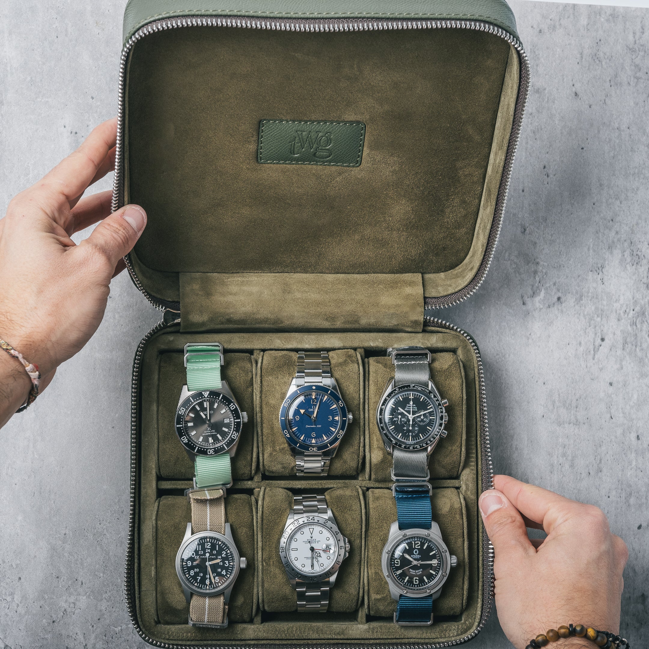 Innenansicht der grünen Uhrenbox von TheWristGuy – weich gepolstert für sicheren Schutz einer Uhr