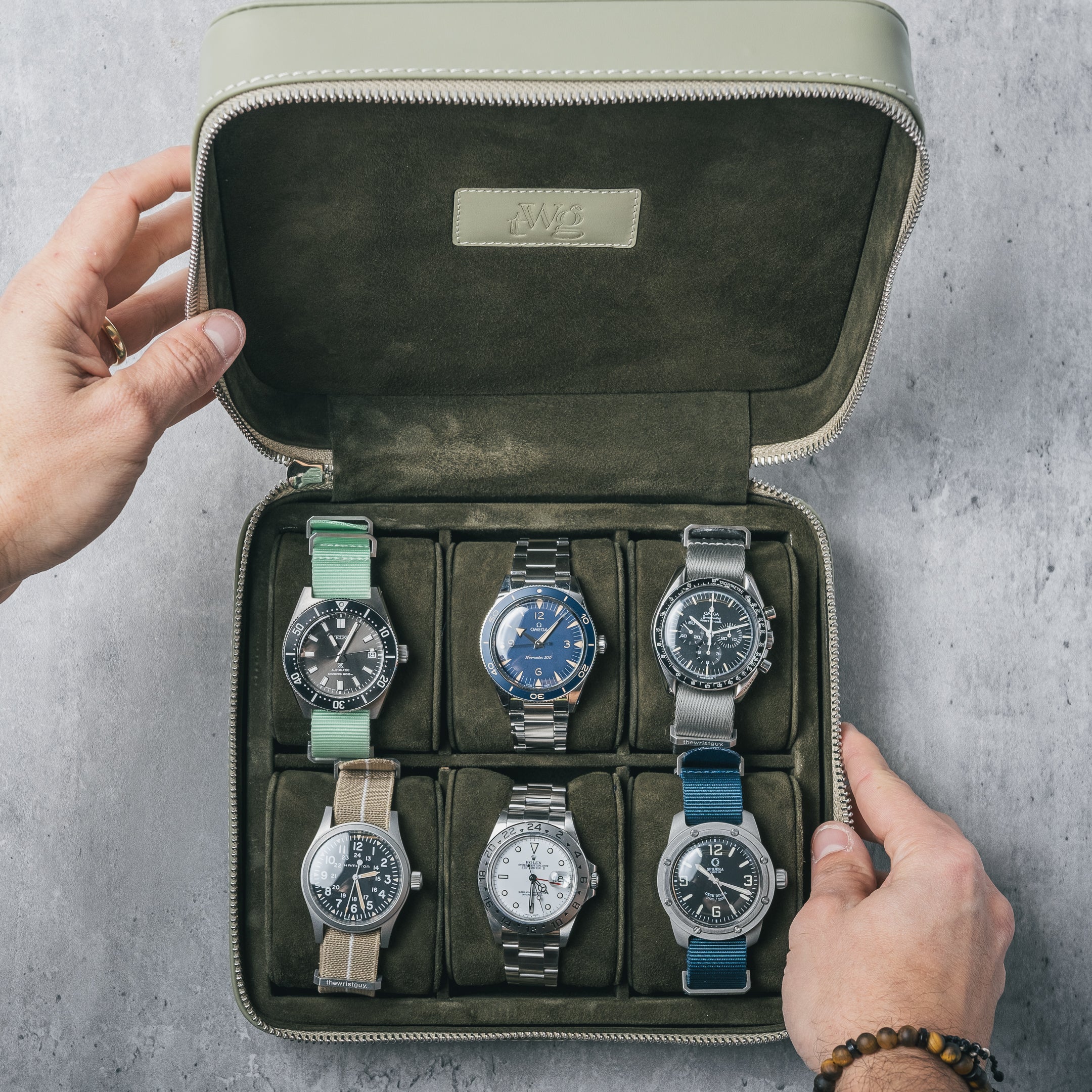 Innenansicht der mintgrünen TheWristGuy Uhrenbox – weich gefüttert für 6 Uhren, ideal für Reisen und Lagerung