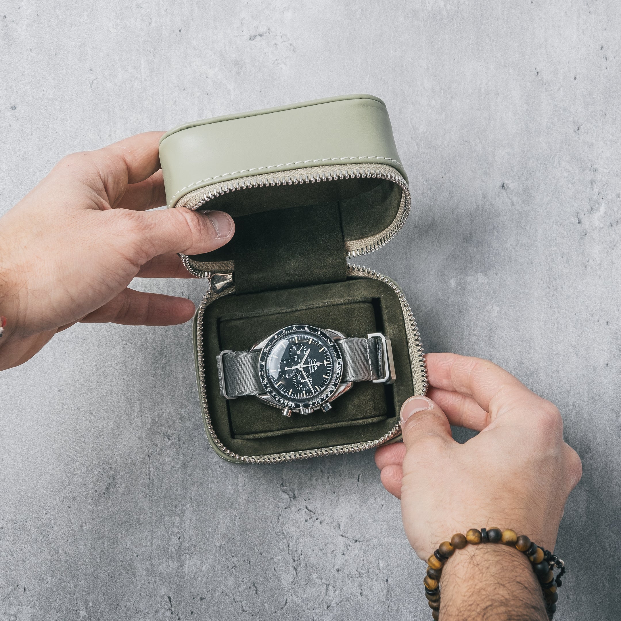 Innenansicht der mintgrünen Uhrenbox von TheWristGuy – weiches Inlay schützt die Uhr zuverlässig