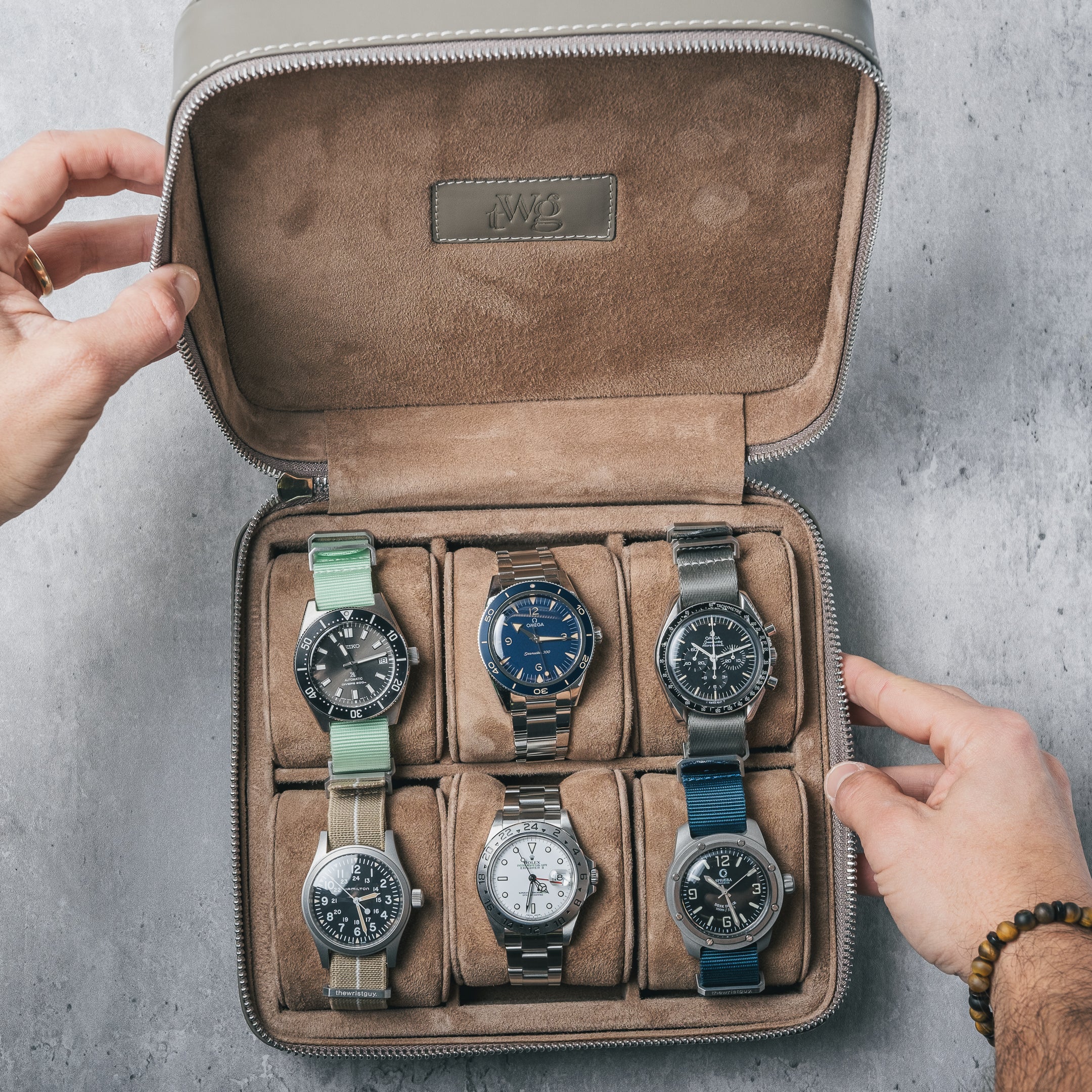 Innenansicht der aschegrauen Uhrenbox von TheWristGuy – weich gepolstert für sichere Aufbewahrung von 6 Uhren