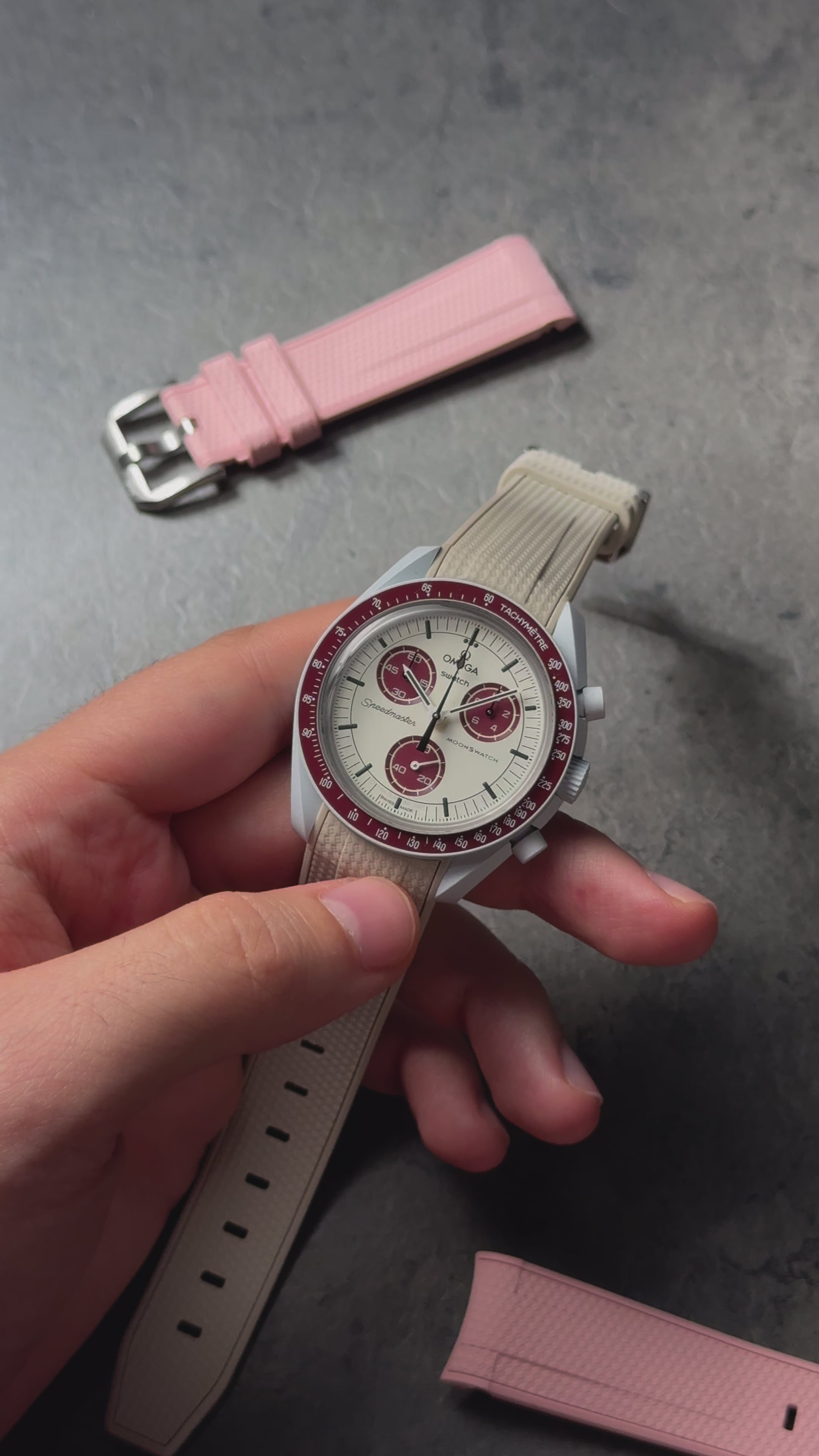 TheWristGuy Moonswatch Kautschukband Taupe – elegant verpackt, ideal für Uhrenliebhaber