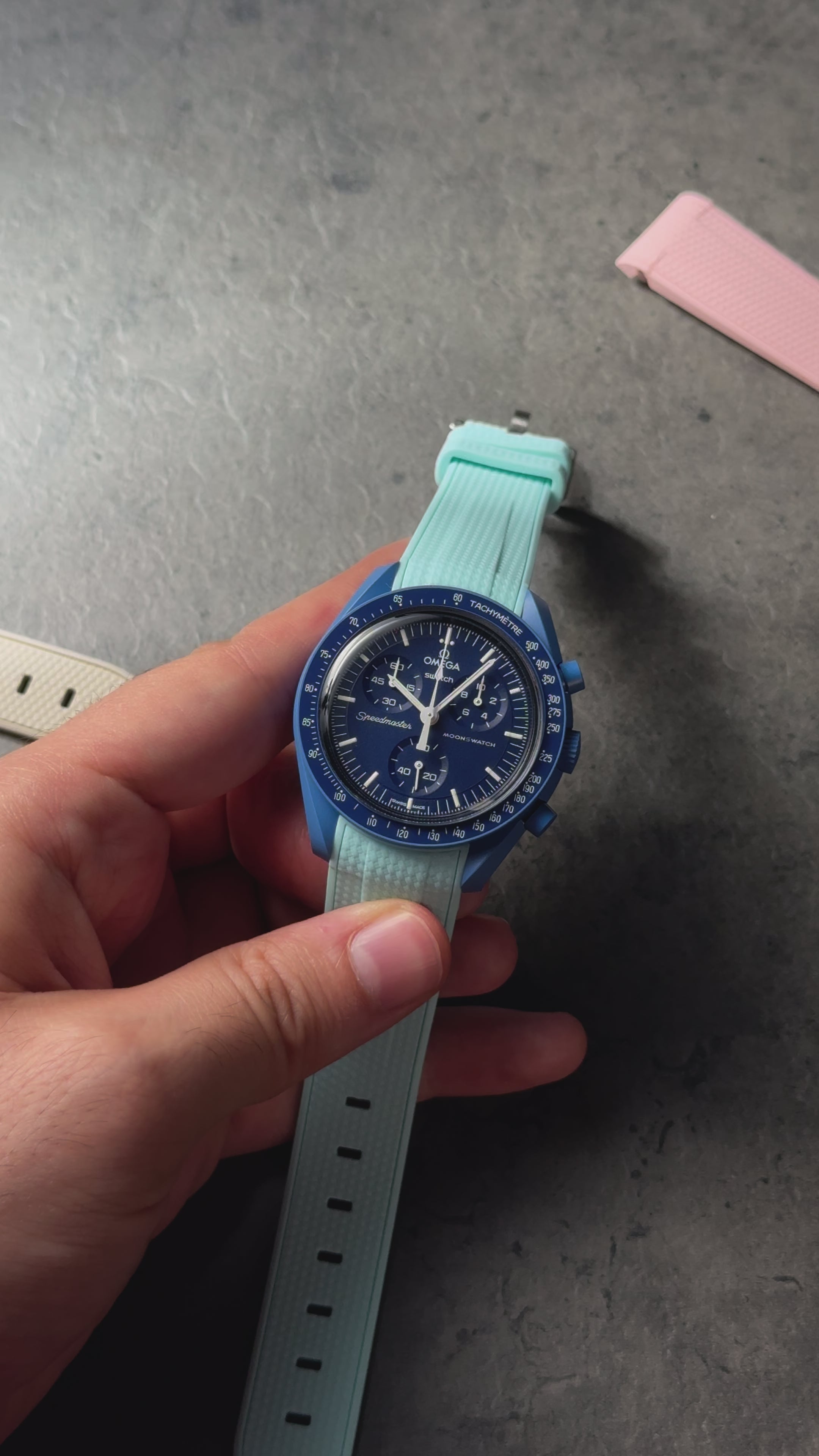 Moonswatch Band in Türkis – stilvoll verpackt, ideal als Geschenk