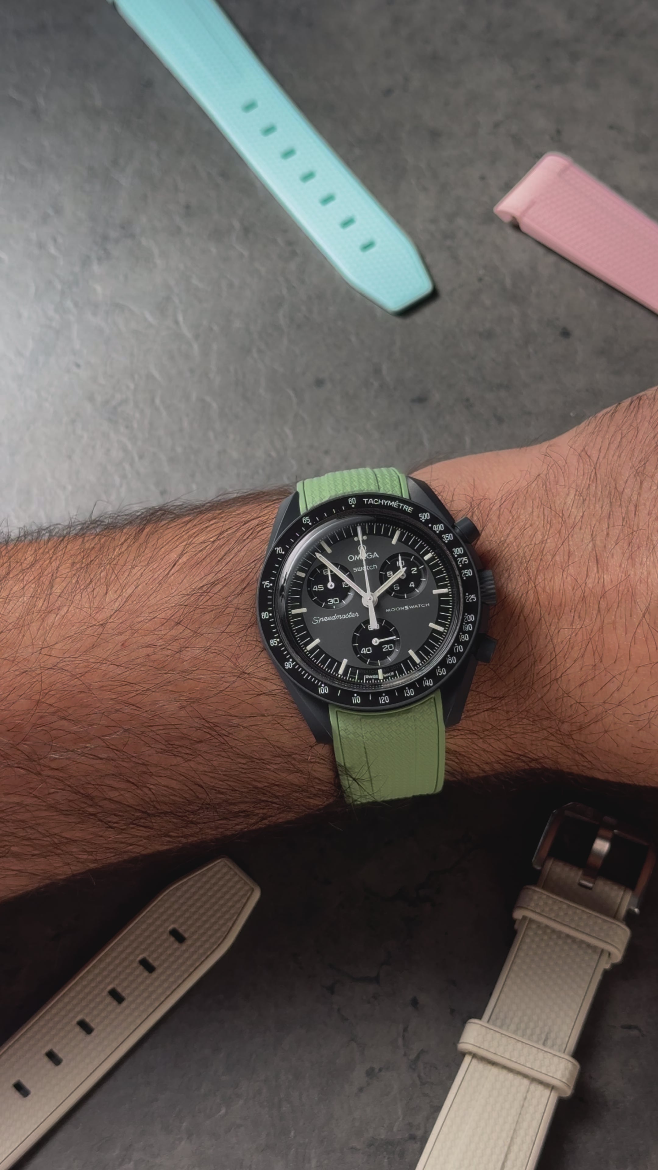 Kautschukband in Grün montiert an einer Omega x Swatch Moonswatch – perfekter Sitz und stylischer Look