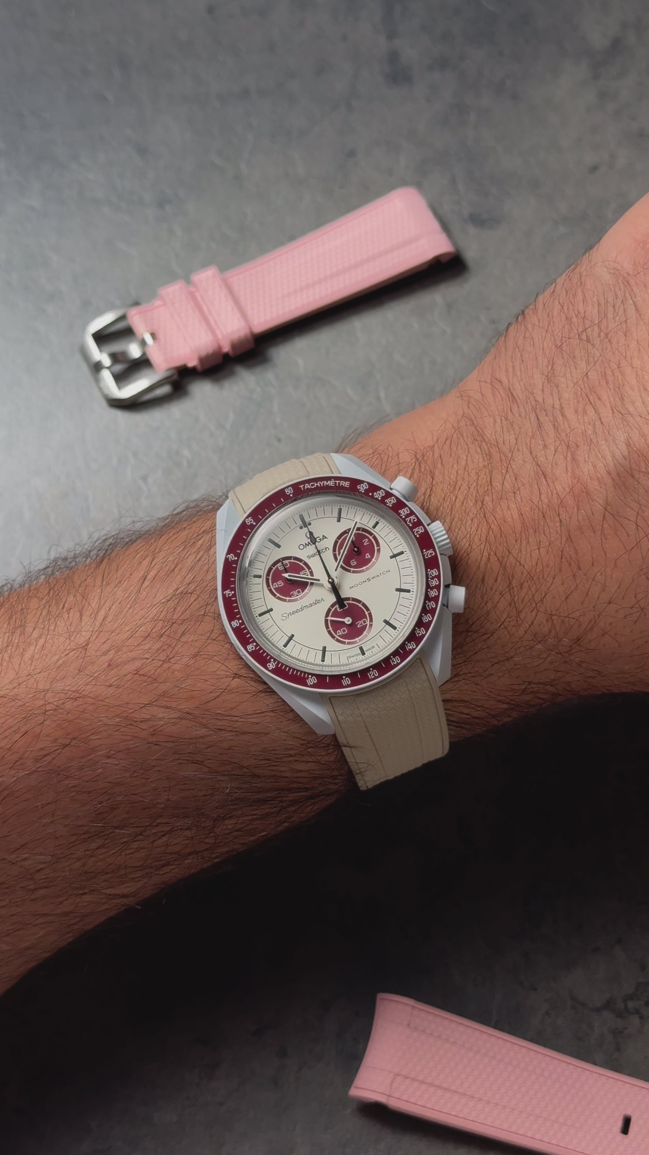 Kautschukband Taupe von TheWristGuy montiert an Omega x Swatch Moonswatch