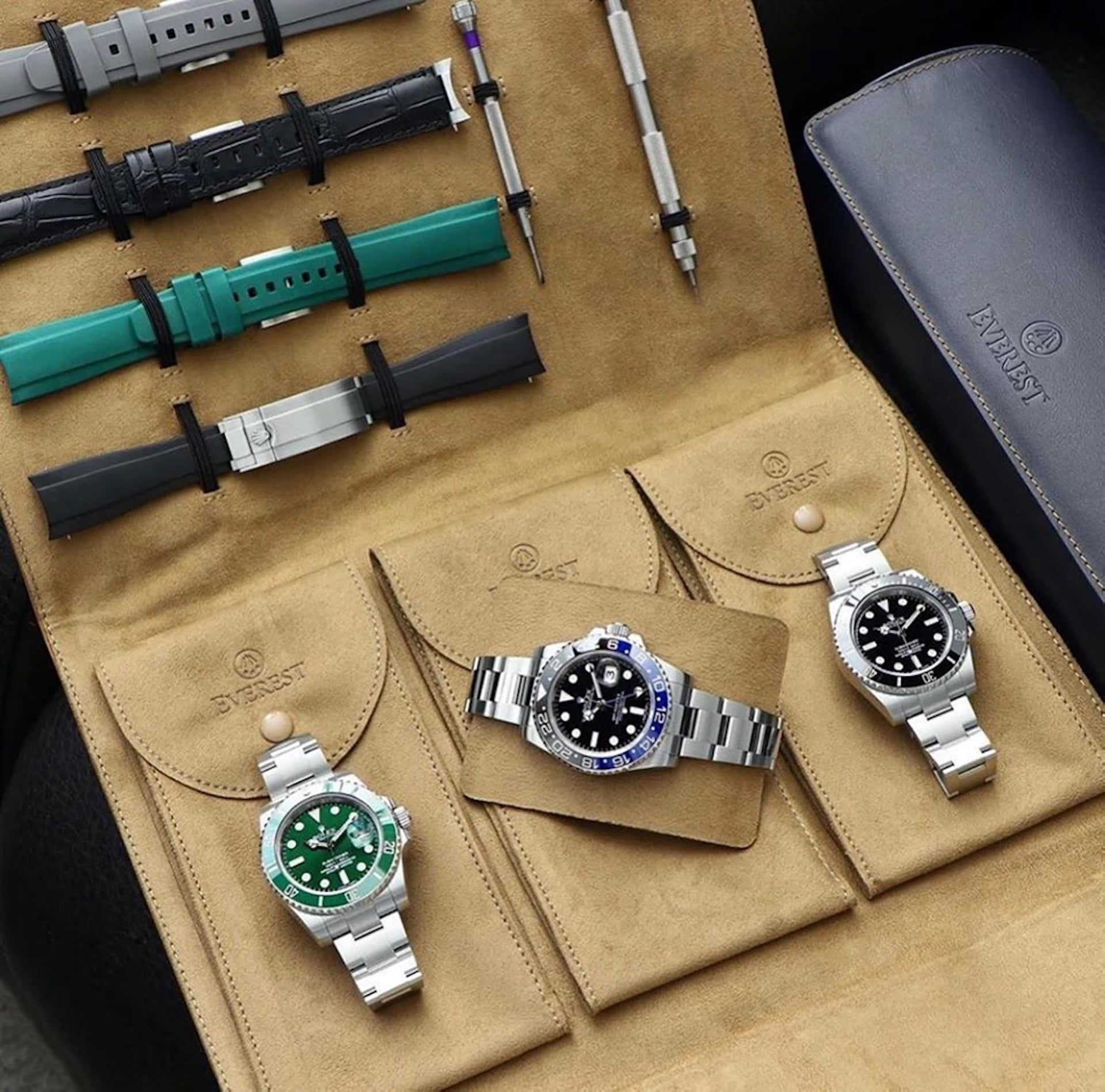 Offenes EVEREST Uhrenportfolio mit 3 Uhren, 4 Wechselarmbändern und Werkzeug – alles organisiert im Innenraum.