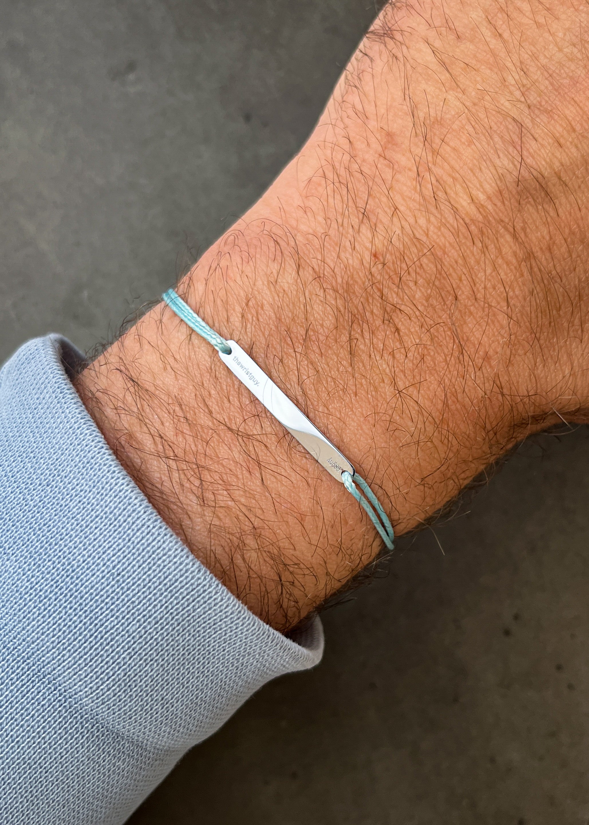 Detailaufnahme des 14-karätigen Goldplättchens des Roségold-Olivgrün Armbands von TheWristGuy
