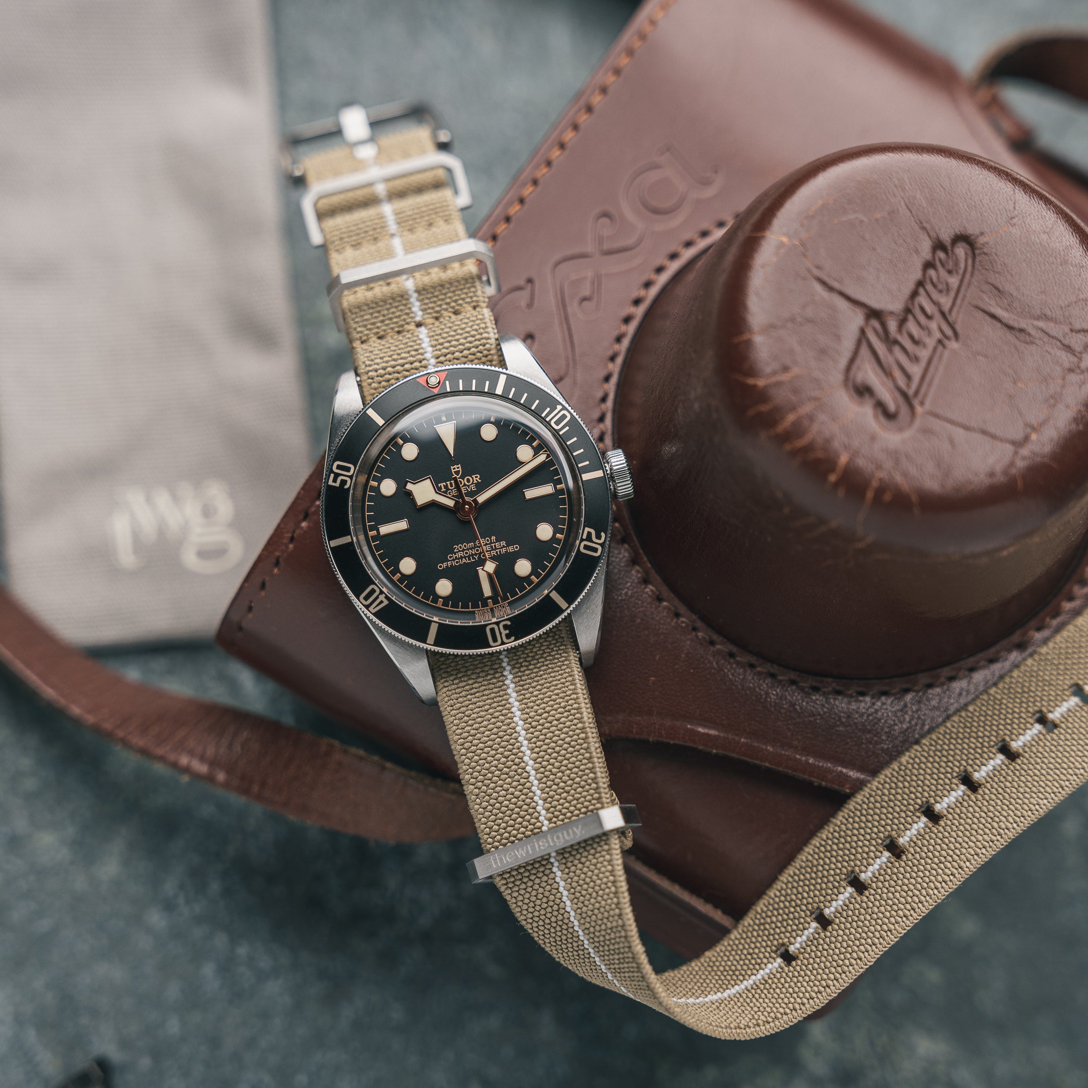 NATO Band aus elastischem Nylon an einer Uhr
