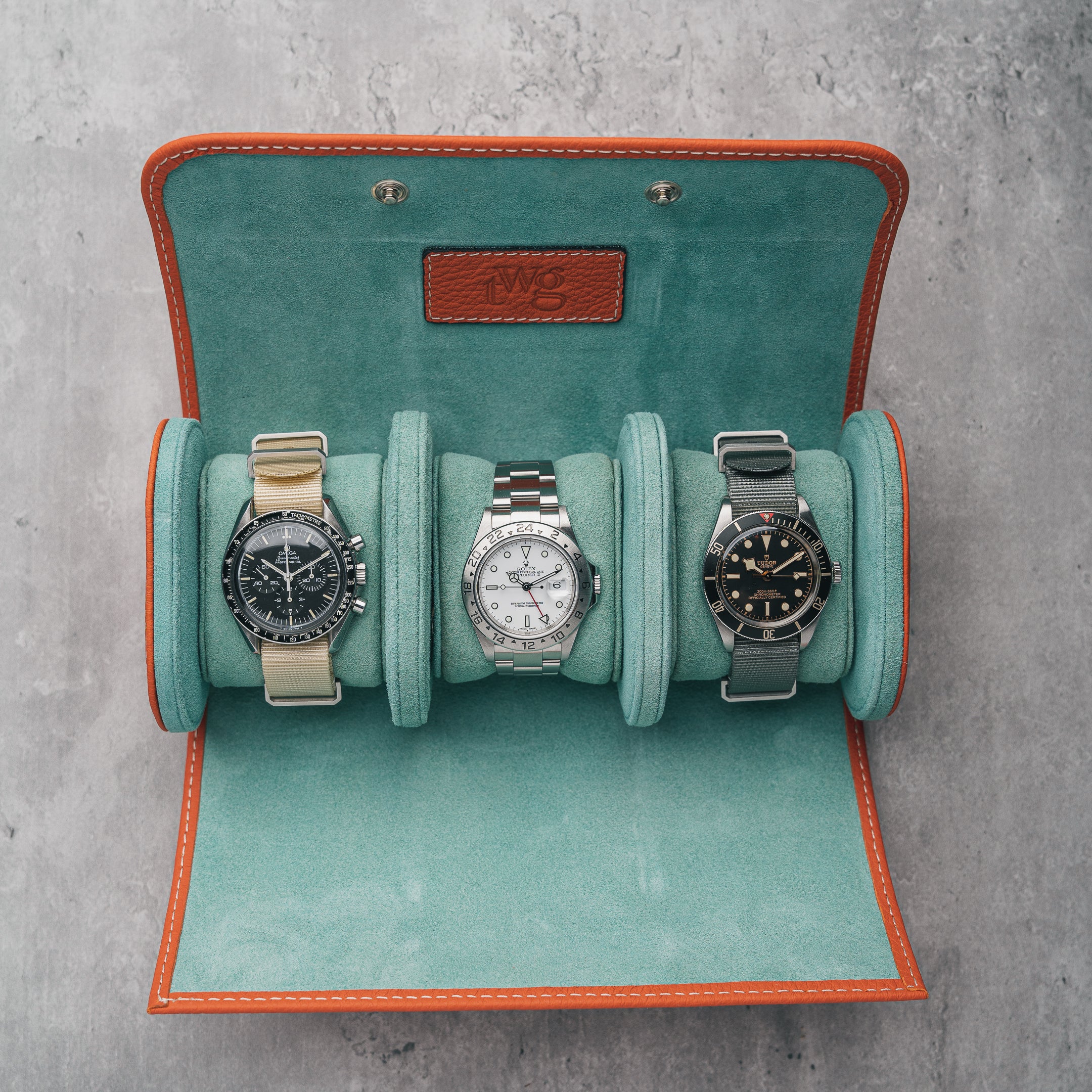 TheWristGuy Uhrenrolle Orange mit drei eingelegten Uhren – perfekt für Sammler und Reisen