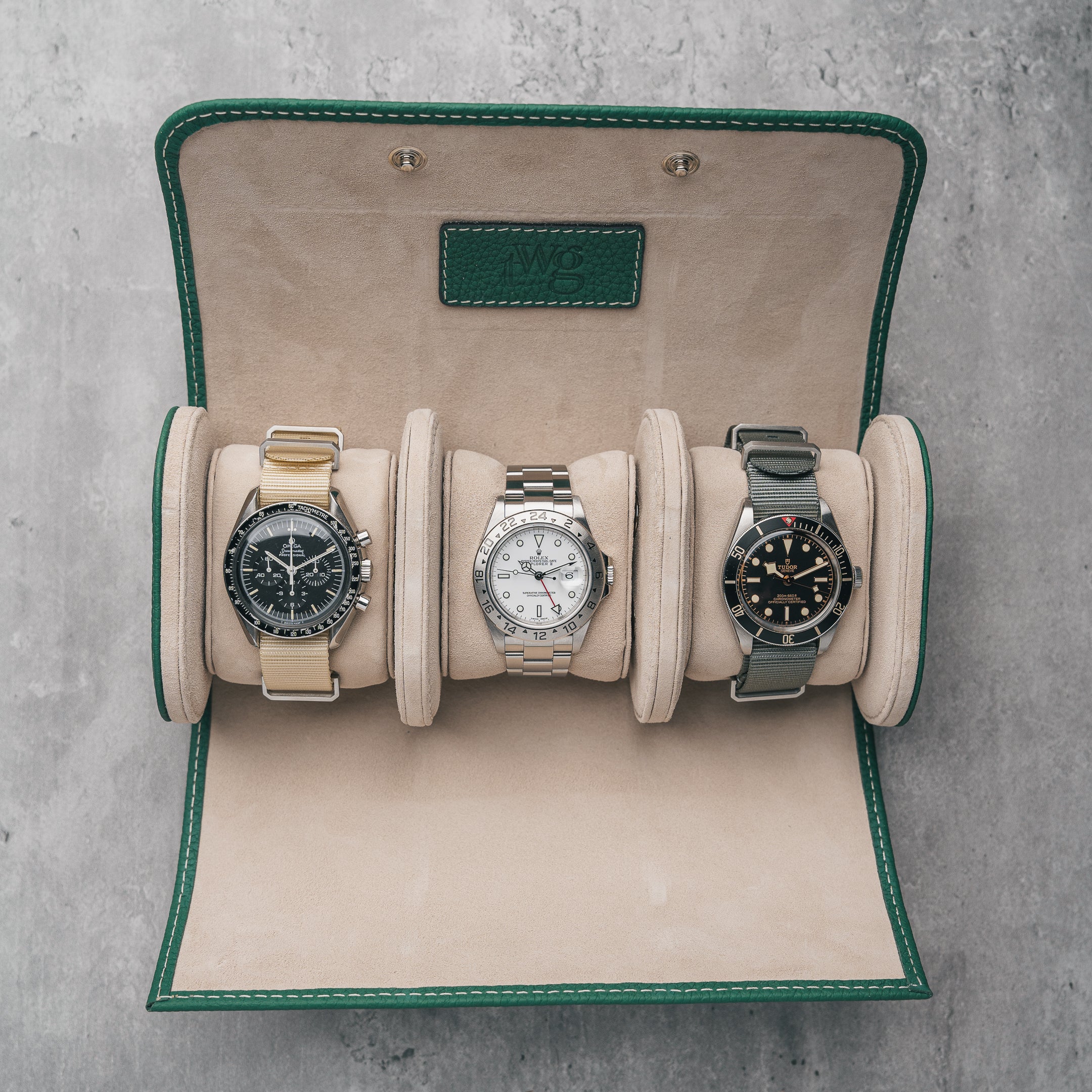 Strukturiertes Leder der TheWristGuy Uhrenrolle Dunkelgrün – edles Design trifft Funktionalität