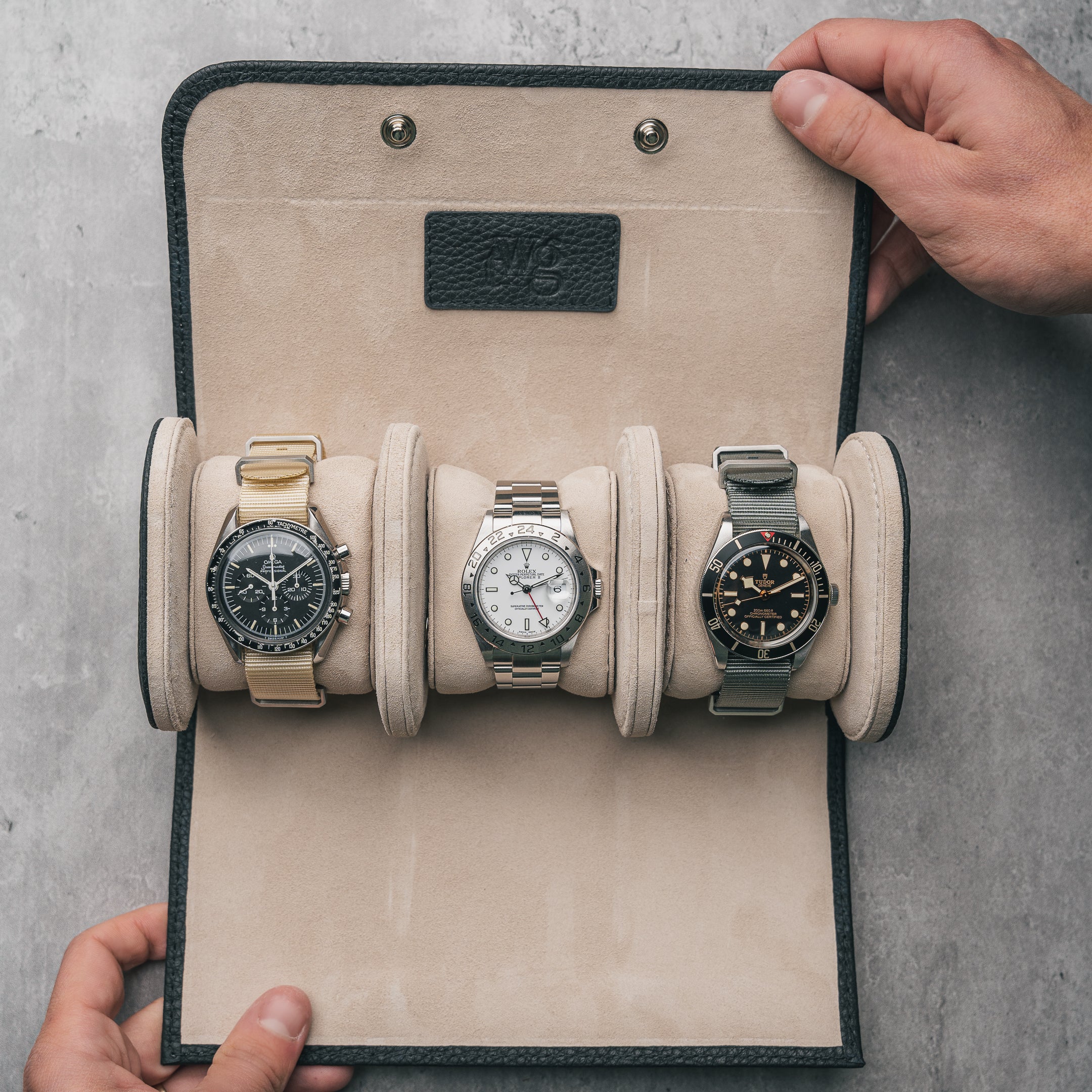 TheWristGuy Uhrenrolle für 3 Uhren in Schwarz – elegante, kompakte Lederrolle für sicheren Uhrentransport