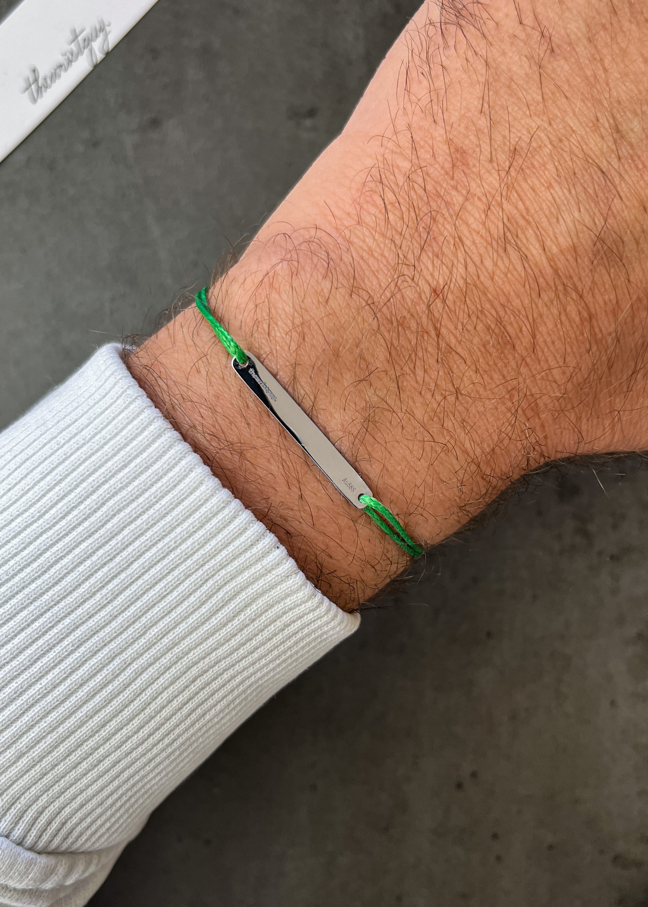 Gelbgold-Schwarz Armband mit 14k Goldplättchen auf schwarzer Schnur