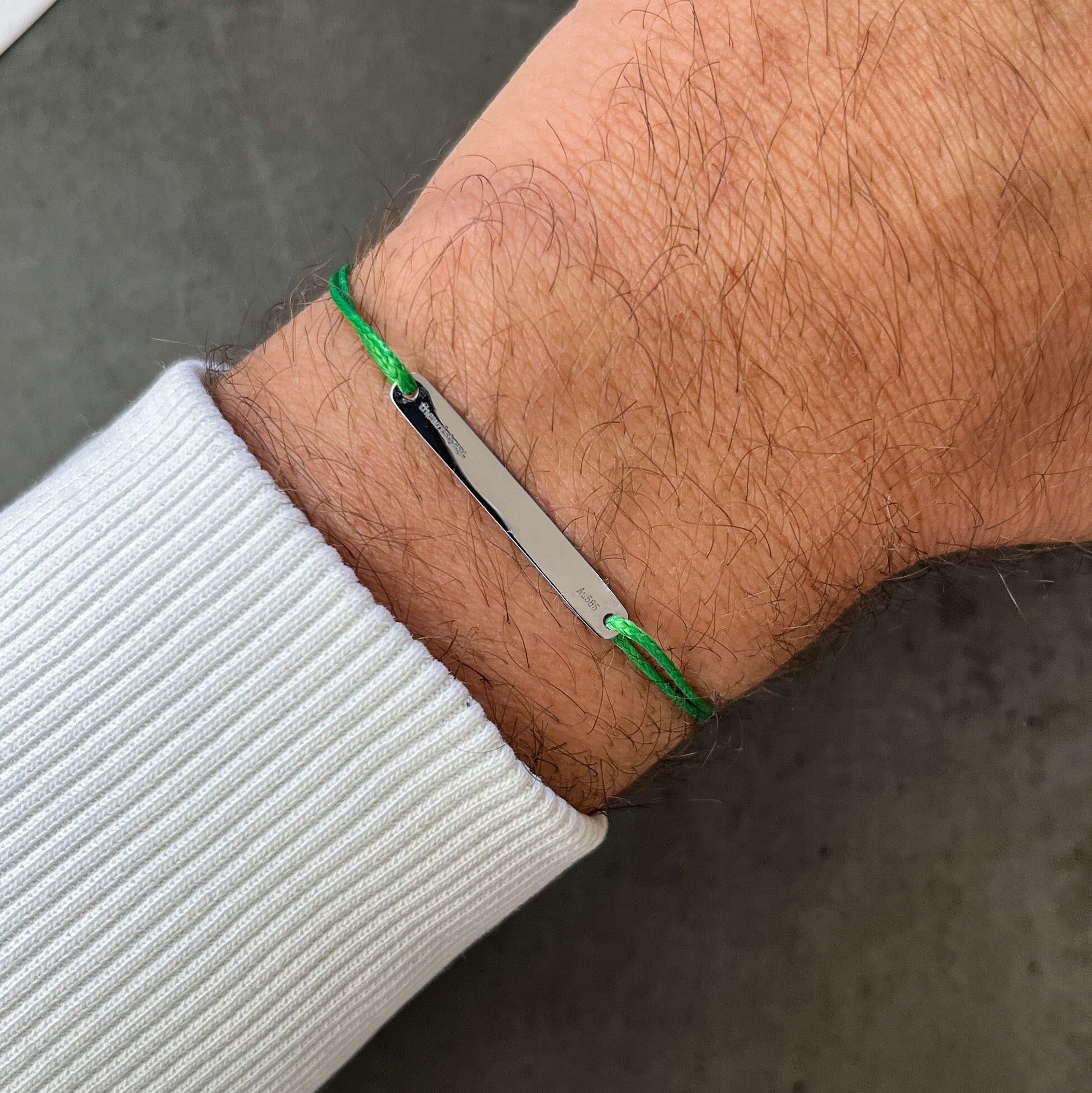 Gelbgold-Schwarz Armband mit 14k Goldplättchen auf schwarzer Schnur