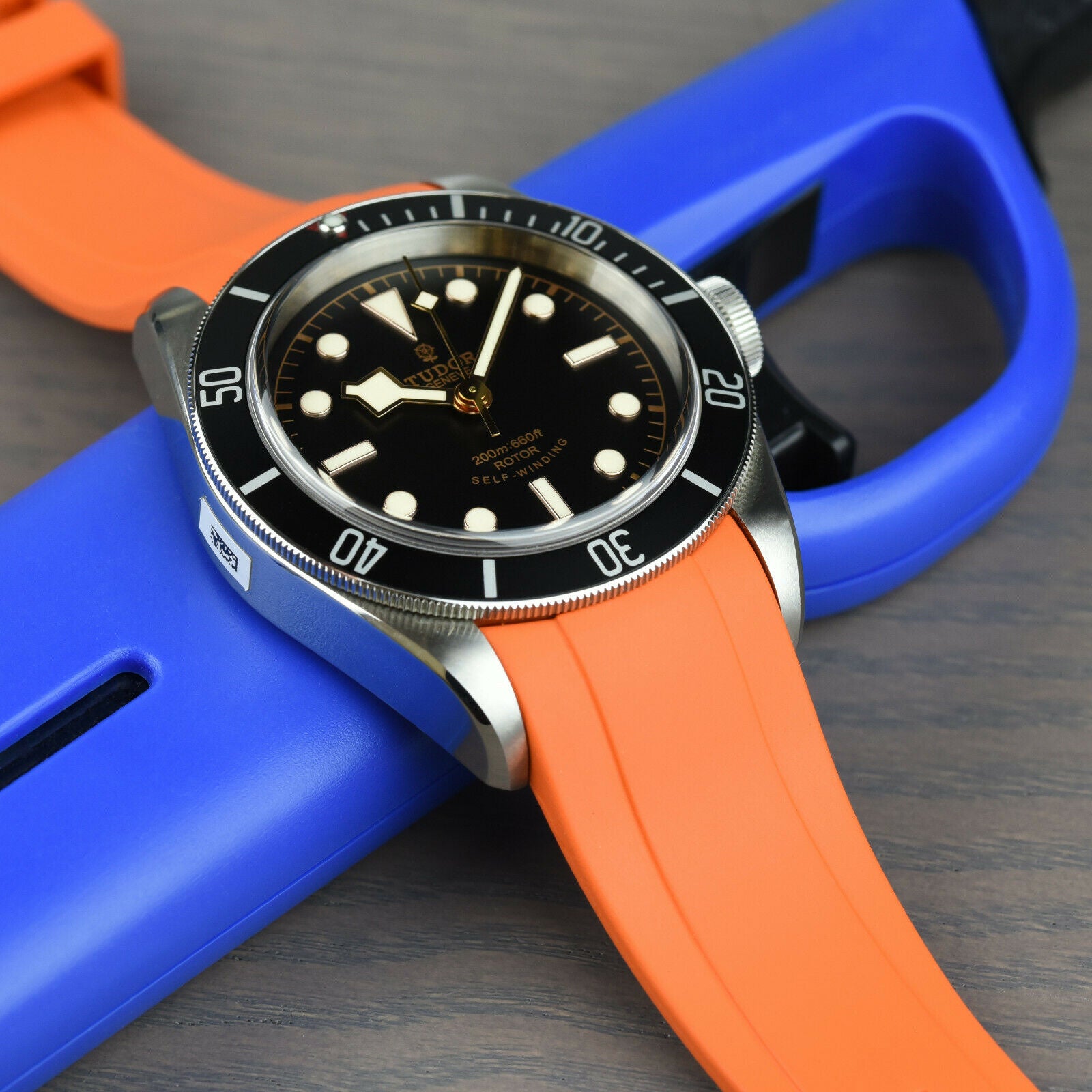 Tudor Black Bay 41mm mit montiertem Everest Kautschukband in Braun