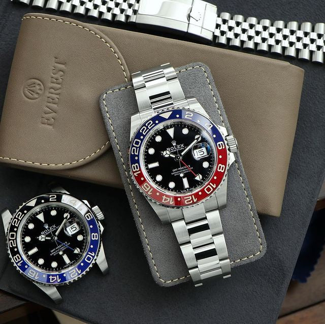 Innenansicht des Uhrenetuis mit weichem Veloursfutter und abnehmbarem Kissen