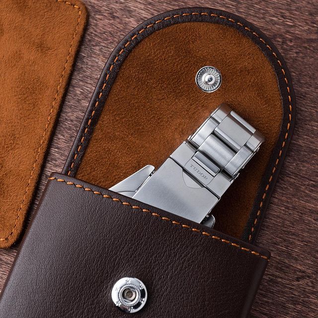 Everest Uhrenetui aus braunem Leder – geschlossene Ansicht mit geprägtem Logo