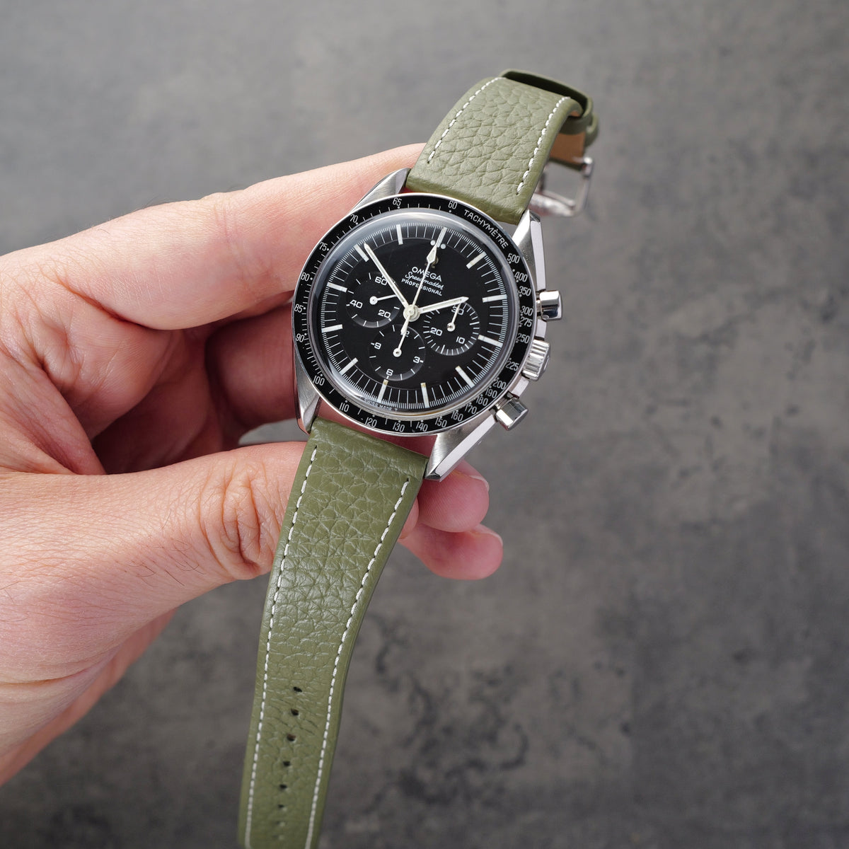 Hirsch × TheWristGuy Bologna Olivgrün auf Omega Speedmaster