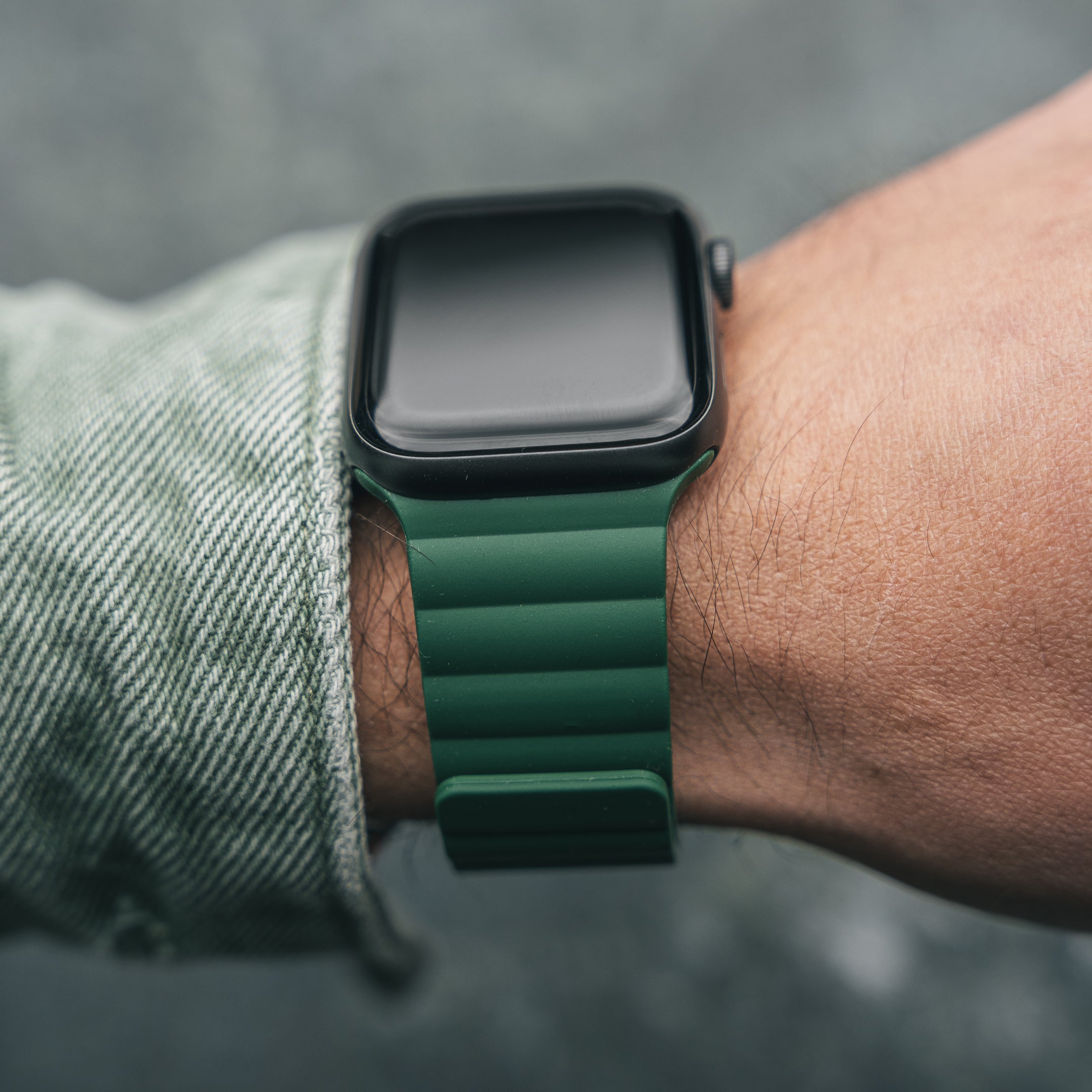 Apple Watch Magnet Band, Green, Apple Watch Serie 8 Aluminum , on the wrist